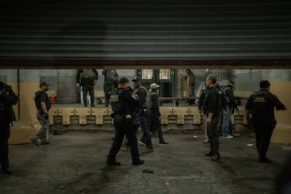  Personal de Seguridad Nacional dentro del muelle de carga de las instalaciones del Servicio de Inmigración y Control de Aduanas (ICE) de Varick Street durante una manifestación frente a las instalaciones en Manhattan, Nueva York, el 28 de mayo de 2025. 