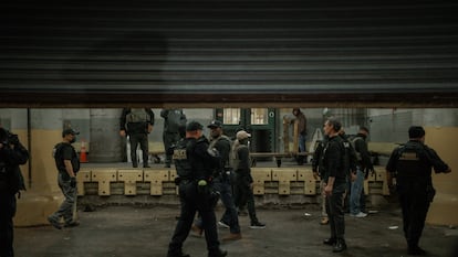 Personal de Seguridad Nacional en una manifestación en las instalaciones de ICE en Manhattan, el 28 de mayo.