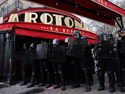 Policías antidisturbios protegen La Rotonde, el pasado jueves, durante la 11ª jornada de protestas contra la reforma de la jubilación, en París.