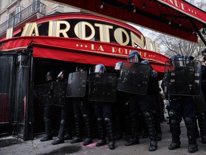 Policías antidisturbios protegen La Rotonde, el pasado jueves, durante la 11ª jornada de protestas contra la reforma de la jubilación, en París.