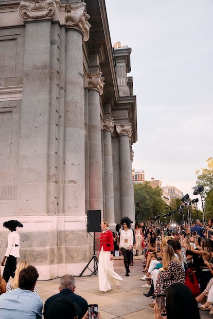 El desfile inaugural de Madrid es Moda, celebrado el 8 de septiembre de 2024 en la Puerta de Alcalá.