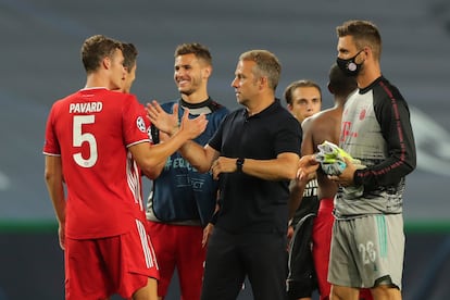 Hans-Dieter Flick felicita a sus jugadores tras lograr el pase a la final.