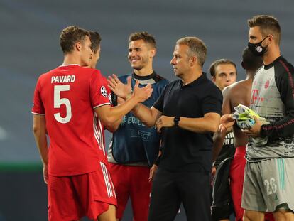 Hans-Dieter Flick felicita a sus jugadores tras lograr el pase a la final.
