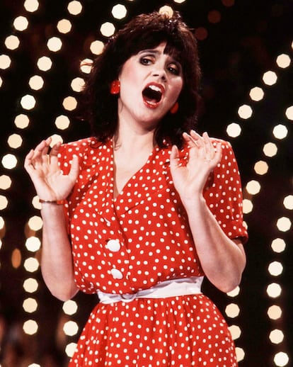 Linda Rondstadt performs on a RAI TV show, Italy, circa 1983.