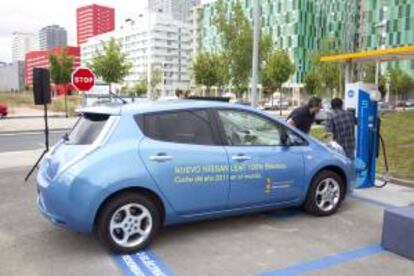 La carga rápida del vehículo eléctrico ha empezado su despliegue en España a través de una "electrolinera" de Vitoria en la que se puede cargar la batería del coche en menos de 30 minutos. EFE/Archivo