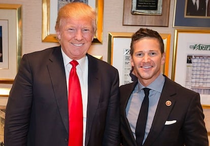 El excongresista de EE UU Aaron Schock (derecha), en una imagen con Donald Trump publicada en la cuenta de Instagram de Schock.