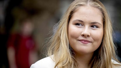 La princesa Amalia de los Países Bajos posa a su llegada a la universidad de Ámsterdam, donde inició sus estudios el 5 de septiembre de 2022.