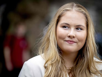 La princesa Amalia de los Países Bajos posa a su llegada a la universidad de Ámsterdam, donde inició sus estudios el 5 de septiembre de 2022.