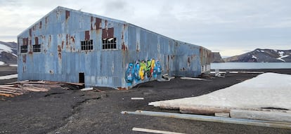 Este graffiti apareceu em dezembro na estação de baleias abandonada em Deception Island. 