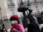 Una mujer con mascarilla en la Puerta del Sol (Madrid).