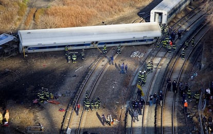 El cuerpo de bomberos y la policía de momento ha dado datos del accidente. 4 muertos y múltiples heridos.