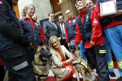 La presidenta regional, Cristina Cifuentes, acaricia a uno de los perros del Servicio de Emergencia y Respuesta Inmediata de la Comunidad de Madrid (Ericam) que ha recibido una de las encomiendas de número de la Orden del Dos de Mayo, en la recepción institucional con motivo del día del Dos de Mayo, fiesta de la Comunidad de Madrid, el 2 de mayo de 2016.