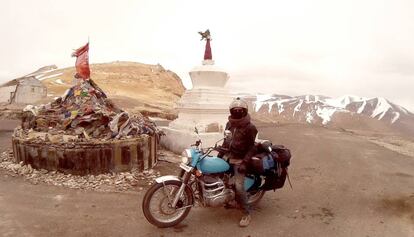 El fotògraf Federico Frangi, en la seva moto a l'Himàlaia.