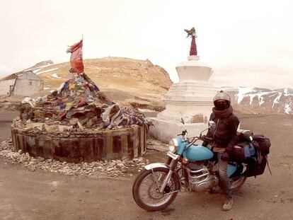El fotògraf Federico Frangi, en la seva moto a l'Himàlaia.