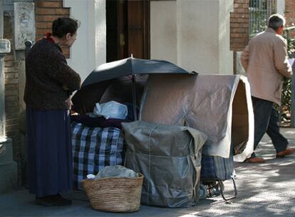 Una mujer, ante el 'refugio' permanente que se ha construido en una calle de Sevilla.