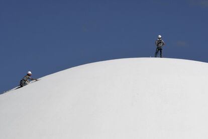 Los trabajadores hacen limpieza y renuevan la pintura de la cúpula del Senado brasileño, en Brasilia (Brasil). La última sesión del juicio político, que se prevé puede durar hasta cinco días, comenzaría el 29 de agosto, y para que Rousseff sea despojada de su mandato, sería necesario el respaldo de una mayoría calificada de 54 votos.