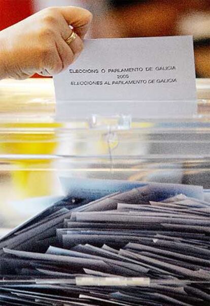 Urna con votos de emigrantes en una mesa electoral de Pontevedra.