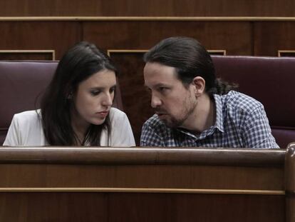 El vicepresidente segundo del Gobierno, Pablo Iglesias, y la ministra de Igualdad, Irene Montero, en el Congreso de los Diputados.