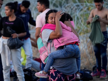 Una mujer migrante y su hijo en Eagle Pass, Texas, el 23 de septiembre de 2023.