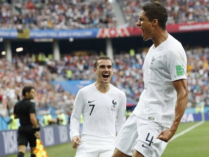 Raphael Varane y Antoine Griezmann celebran el primer gol de Francia ante Uruguay en el Mundial de Rusia 2018.