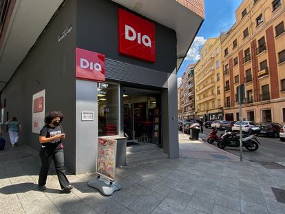 Una mujer pasa ante la puerta de un establecimiento de Dia en Madrid, el 3 de septiembre.