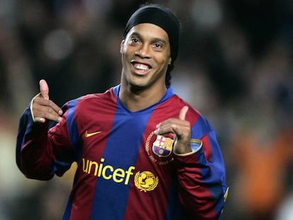 Ronaldinho celebra un gol frente al Deportivo en diciembre de 2007.