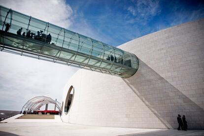 La pasarela que une los dos edificios del centro Champalimaud. Harvard Medical School, Weill Cornell Medical College y Princeton, son las tres universidad de EE UU que participan en el programa estrella del centro, dedicado a la metástasis.