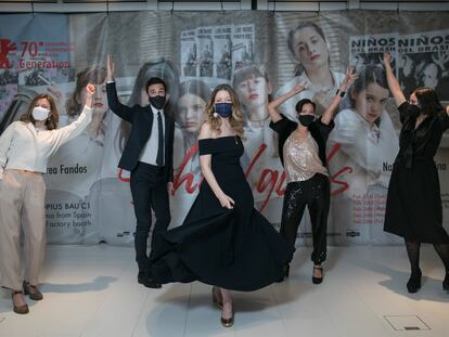 En el centro, la directora y guionista de 'Las niñas', Pilar Palomero, en el hotel Seventy horas antes de la gala. Detrás, desde la izquierda, los productores Ania Jones, Álex Lafuente, Valérie Delpierre y Lara Pérez Camiña,