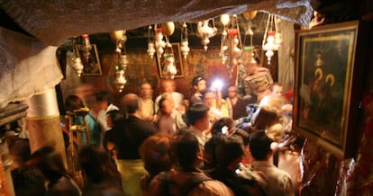 Un grupo de turistas visita la gruta en la Iglesia de la Natividad en la ciudad cisjordana de Bel&eacute;n.