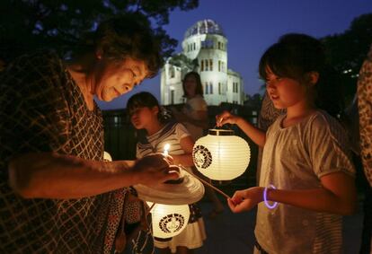 Niños y ancianos han encendido farolillos durante la procesión en memoria de las víctimas del ataque nuclear sobre Hiroshima que se ha celebrado frente a la Cúpula de la Bomba Atómica de la localidad japonesa.