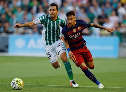 Neymar corre junto a Petros Araujo tras la pelota.