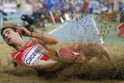 Eusebio Cáceres, durante la clasificación de salto de longitud del pasado viernes.