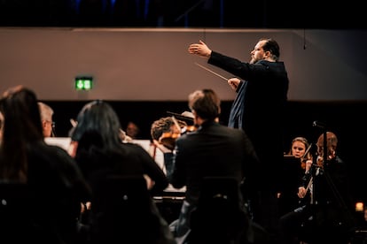 Andris Nelsons dirige la ‘Segunda sinfonía’, de Mahler, frente la Gewandhaus, el pasado jueves en Leipzig