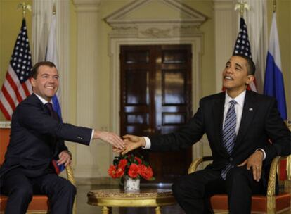 El presidente ruso, Dmitri Medvédev, y su homólogo estadounidense, Barack Obama, se saludan durante su encuentro.