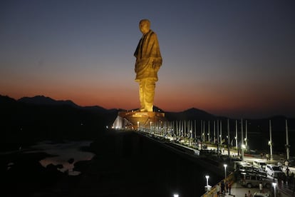 A 'Estatuta da Unidade', durante o anoitecer.