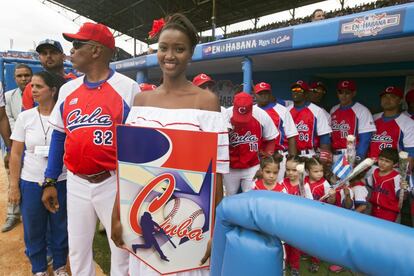 Jugadores del equipo Cuba esperan a que inicie el juego entre el equipo Cuba y los Tampa Bay Rays en el estadio Latinoamericano en La Habana.