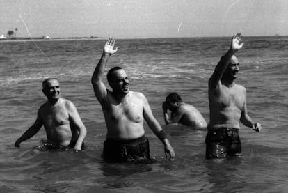 Manuel Fraga (en el centro) se baña en Palomares junto al embajador de EE UU en febrero de 1966.