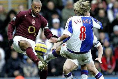 Henry disputa la pelota con Savage en el partido entre el Arsenal y el Blackburn de ayer.