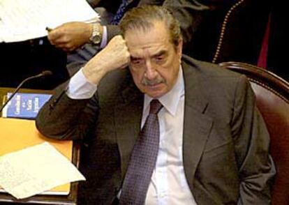 El senador y ex presidente Raúl Alfonsín, durante el debate de la ley de emergencia aprobada el domingo.