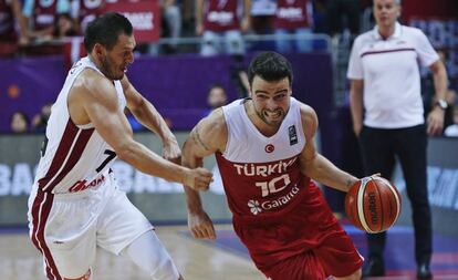 Mahmutoglu, con el bal&oacute;n en el Turqu&iacute;a-Letonia