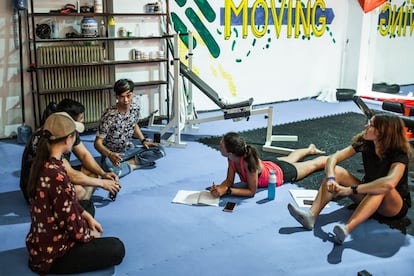 Sohalia, Alí y Aref, los jóvenes refugiados afganos coordinadores de las actividades de Yoga y Deporte con Refugiados en Atenas, en el gimnasio de la ONG en la capital griega durante una reunión con Jean y Winter para organizar el trabajo de las siguientes semanas.