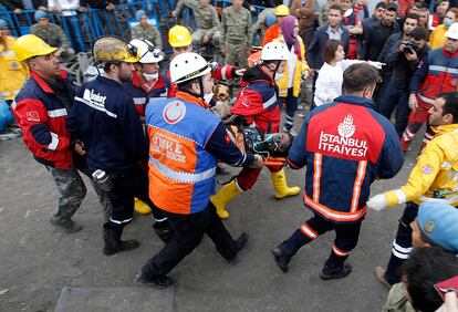 Personal de emergencias trasladan a uno de los mineros heridos tras la explosión en Soma (Turquía).