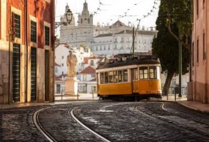 Tranv&iacute;a en una calle de Lisboa.