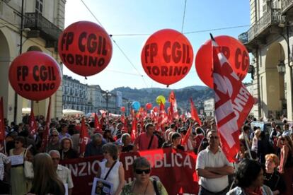 Una imagen de la manifestación convocada por el sindicato CGIL que ha recorrido las calles de Turín contra los planes de ajuste del Ejecutivo de Berlusconi.