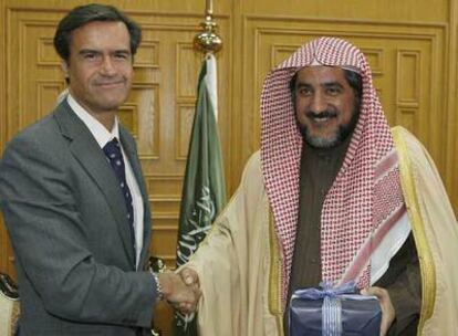 López Aguilar y el ministro de Asuntos Religiosos saudí, el sábado en Riad.