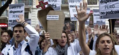 Protesta de farmac&eacute;uticos por los impagos de la Generalitat.