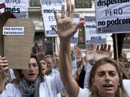 Protesta de farmacéuticos por los impagos de la Generalitat.
