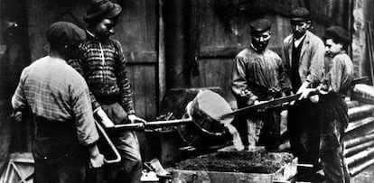 Un grupo de fundidores de la empresa La Maquinista Terrestre y Mar&iacute;tima de Barcelona, en el siglo XIX. 