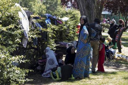 Refugiados sirios, el pasado viernes en el parque Salvador de Madariaga.