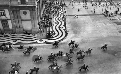 Cavalaria da polícia avança sobre estudantes após missa pela morte de Edson Luís, em 1968.